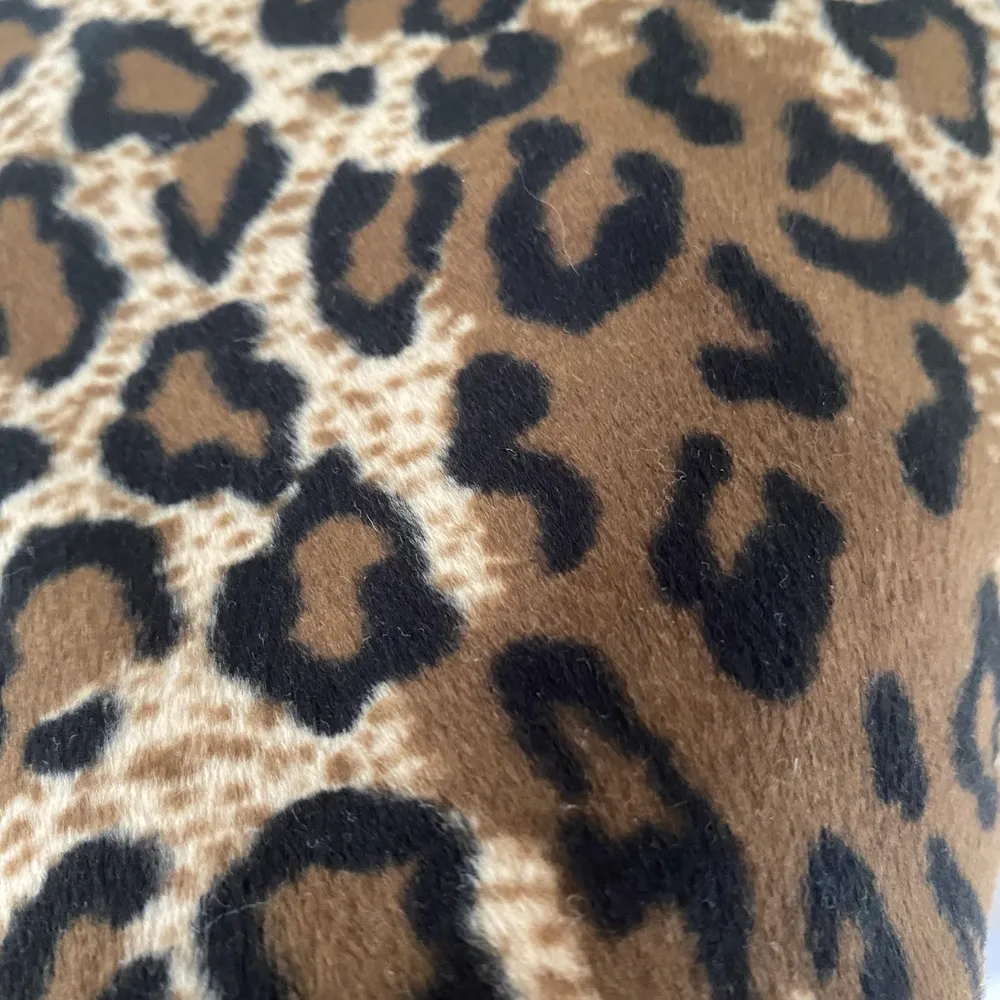 Leopard väska i fleece material. Köpt på plick men har aldrig använt den! . Väskor.