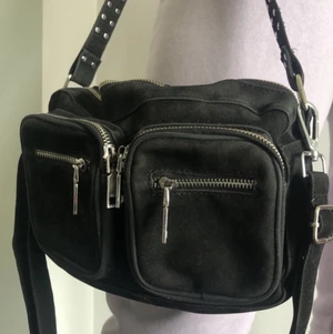 NOELLA VÄSKA - Svart Noella väska. Använd men ändå i bra skick. Lite skiftningar i grå/svart i mockan, men superfin. Jag säljer den pga att den inte kommer till användning. FRAKT: 40KR                   BUDA PÅ!!!!