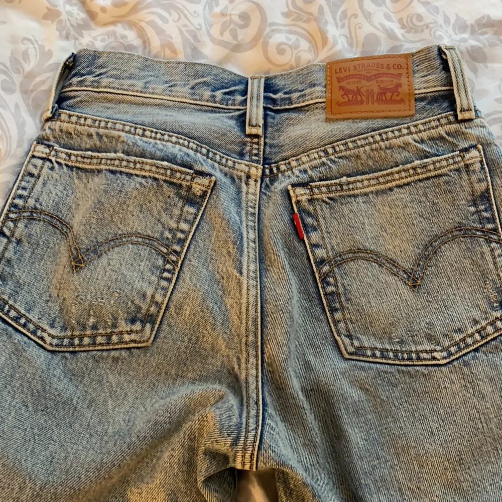 Säljer dessa super fina blåa jeans från levis! knappt använda och super skick. Storlek 25! Tyvärr för småa för mig. . Jeans & Byxor.