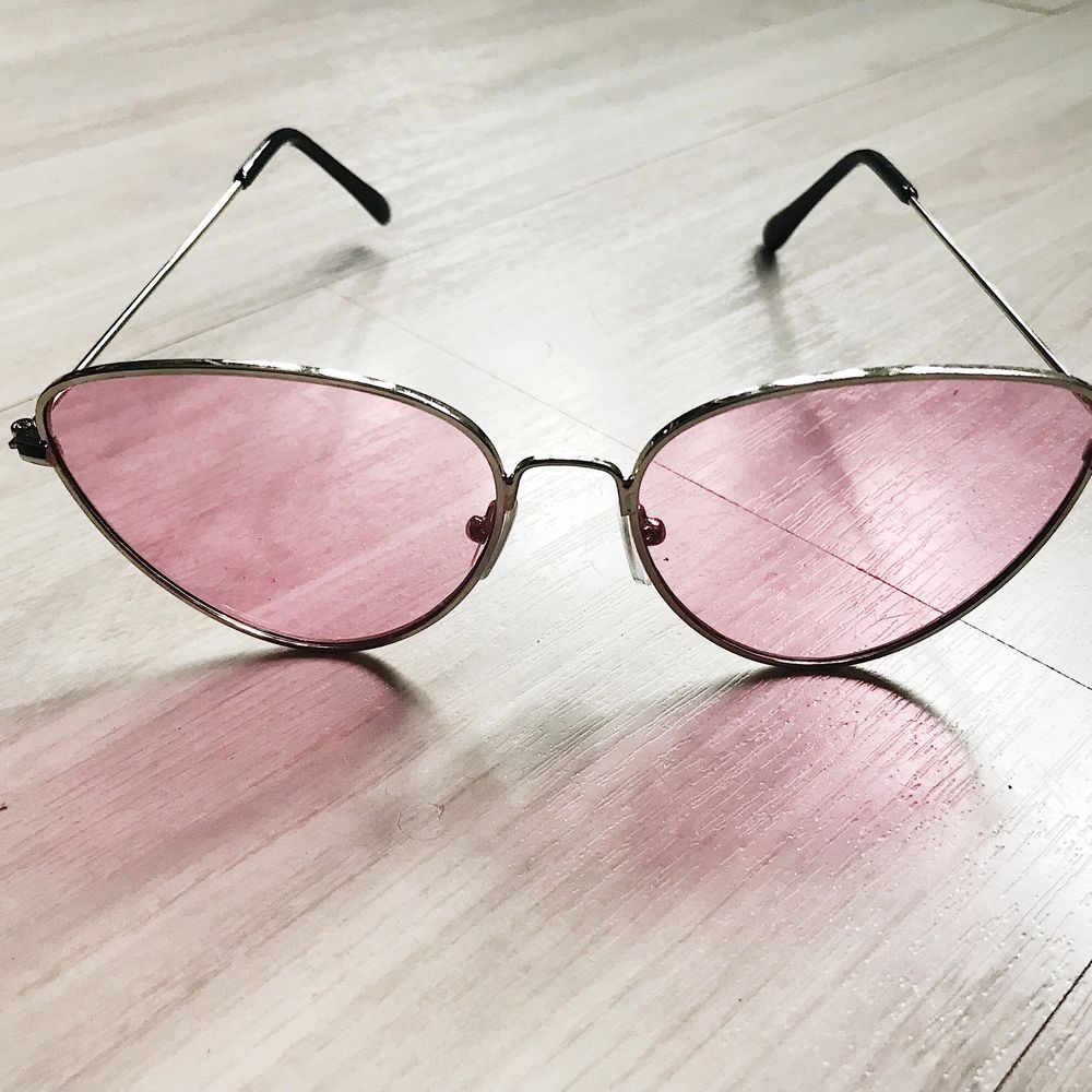 Söta rosa solglasögon från Asos. Frakt tillkommer 🌹. Accessoarer.