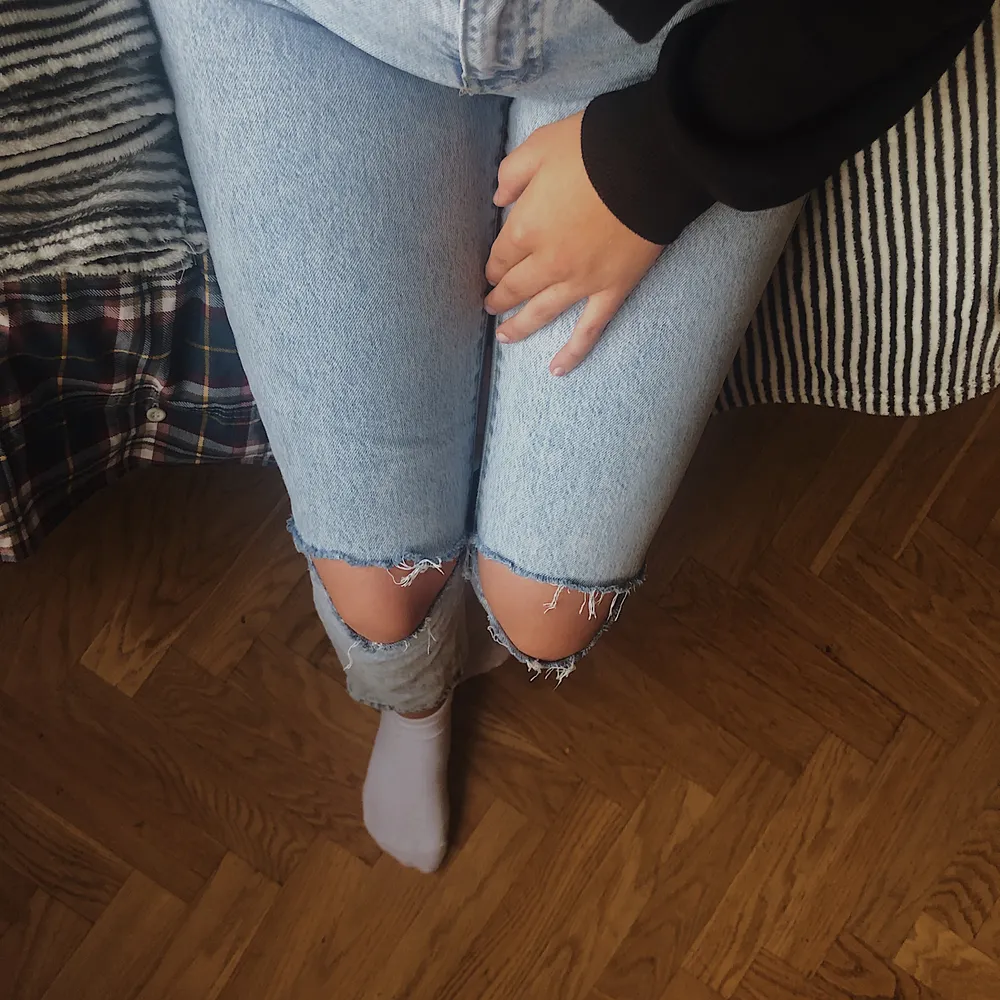 Säljer denna as snygga mom jeans från ginatricot! Klippt hålen själv men tycker själv att det inte ser hemmagjort ut! Stl 38 men skulle säga att de passar 36 mera. Frakt läggs på priset!💕. Jeans & Byxor.