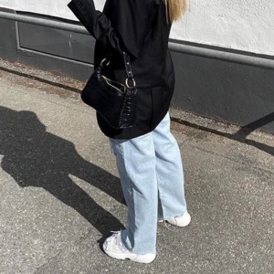 WIDE LEG JEANS STRL 34💫🌸 - Kollar intresset för dessa slutsålda wide leg jeans, nyskick pga felköp. Hör av dig privat vid intresse och fler bilder.💫 (första bilden är lånad)