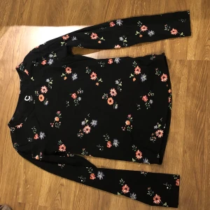 Blommig långärmad tröja från Cubus  - Blommig långärmad tröja från Cubus strl 146-152. 🦋Kolla biograf för frakt m.m, andra frågor - skriv ett dm så är jag snabb på att svara ☺️☺️ Säljs bara för 20kr, om det ska fraktas = köp gärna något annat också ☺️☺️✌🏼✌🏼🦋🦋