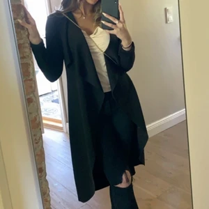 Trenchcoat  - Jätte fin trenchcoat, råkade beställa 2 av dem. Älskar materialet och längden 