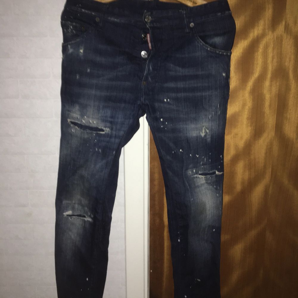 Dsquared2 jeans storlek 50 men passar som en storlek 46 eftersom jag har gått med dom till en skräddare köptes i London för 5000kr och dessa säljs ej längre eftersom dom är selfridges exclusive... om du har frågor kan du gärna kontakta mig mvh Gustav👍🏼. Jeans & Byxor.
