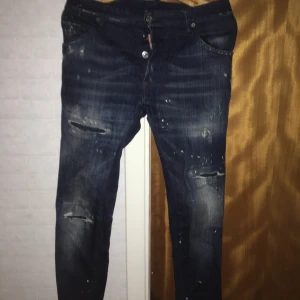 Dsquared2 jeans - Dsquared2 jeans storlek 50 men passar som en storlek 46 eftersom jag har gått med dom till en skräddare köptes i London för 5000kr och dessa säljs ej längre eftersom dom är selfridges exclusive... om du har frågor kan du gärna kontakta mig mvh Gustav👍🏼
