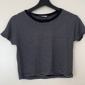 T-shirt Zara - En randig t-shirt från Zara. Aldrig använt, prislappen är på. Fraktkostnad tillkommer. 