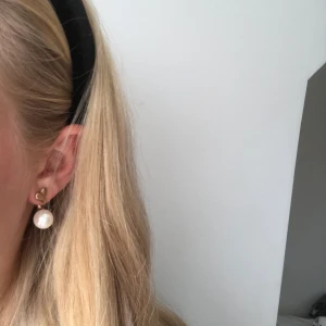 Örhängen - Säljer super söta örhängen som man sätter bakom örat innan ploppen. De gör att man kan göra enkla örhängen till mer uppklädda/finare. Köpare står för frakt eller möts upp i gbg💓