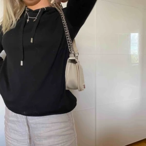  - Vanlig basic svart hoddie från zara. Kommer tyvärr inte till någon större användning. Frakt tillkommer 63kr💕🌸