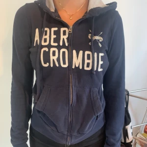Abercrombie & fitch hoodie - Hoodie köpt i abercrombies egna butik i usa, säljer då den inte längre kommer till användning, och inte heller är min stil längre. Ganska flitigt använd men fortfrarande i väldigt gott skick! 