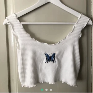 Endast testad topp från shein - (Lånad bild) köpte denna supersöta topp från shein här på plick men tyvärr passade den inte mig. Den är endast testad! Buda!