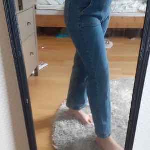 "Mom jeans ich" - Aldig använda bra kvalitet. Inga hål eller FLÄCKAR.