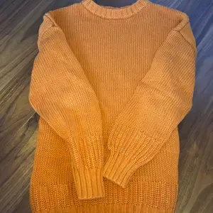 Orange stickad tröja från zara, man ser färgen tydligare på andra bilden.🧡