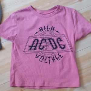 ACDC tröja! Bra skick  - ALDRIG ANVÄND suppperbraskick toppenköp! INGA HÅL ELLER FLÄCKAR helllt ny!💕😍