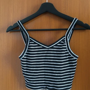 Randig kort topp - Bra skick, 100 % bomull med stretch 🌸 plus frakt