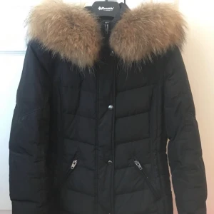 Rock & Blue jacka med äkta päls och dun - Rock and Blue jacka i modellen Limitless säljs för 3000kr, men piset kan diskuteras. Jackan ser ny ut och är knappt använd där med i ett väldigt bra skick. Jackan är i storlek 36 med äkta päls och dun alltså är den väldigt varm och skön till vintern