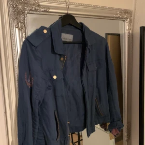 Zadig voltaire - En blå Zadig Voltaire jacka som bara har hängt i min garderob. Storlek M, men sitter som en S då zadigs kläder är små i storlekarna.