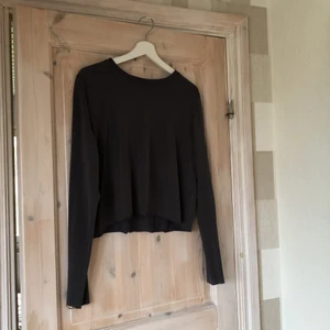 Grop top Strl S - Mörkgrå kortare tröja från weekday. Bra skick.