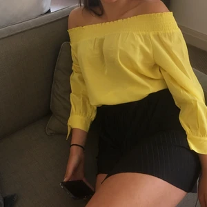 Offshoulder top - Gul offshoulder top från Gina tricot. Superfin och bra skick. Pris 100kr exkl frakt. Säljer även kjolen på andra bilden om det finns intresse.