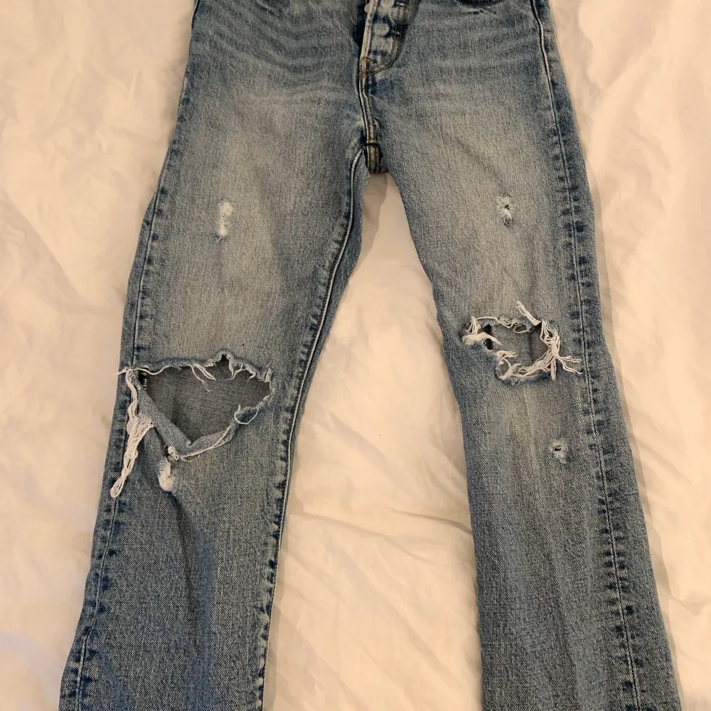 Supersnygga jeans fr Levis som tyvärr blivit för små. Fått mycke intresserade BUDA i kommentarerna , 💙högsta bud just nu 500kr💙. Jeans & Byxor.