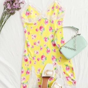 super fin klänning🌼🌹 - säljer denna as fina klänningen som jag fick hem igår som tyverr inte kommer komma till användning då jag ändrar stil stup i kvarten😤💕 FRAKTEN ÄR INRÄKNAD I PRISET!!!!