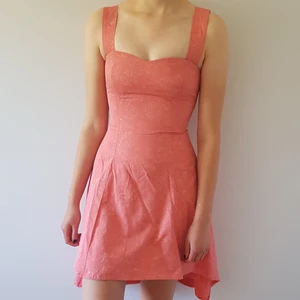 Vintage klänning - Vintage klänning ifrån Fred Sun med glittriga detaljer. Märkt som storlek 38 men då det är en gammal storlek passar den mer som 34-36. Varan kostar 200kr exklusive frakt (63kr). Dock bjuder jag på frakten vid köp över 300kr. 