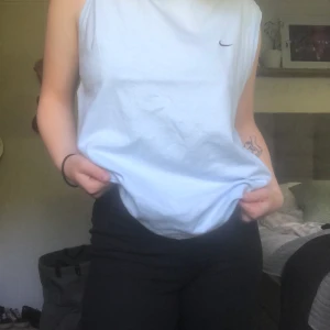 Ljusblått Nikelinne - Superfint ljusblått nikelinne köpt second hand! I storlek L så sitter ganska oversized men skulle inte säga att det är superstort på mig som har storlek M.  I bra skick, säljs pga att det inte kommer roll användning. Köpare står för frakt!🌟 