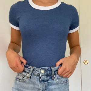 Blå t-shirt med vit - Blå t-shirt från H&M storlek XS, passar mig som är S. Betalning via swish