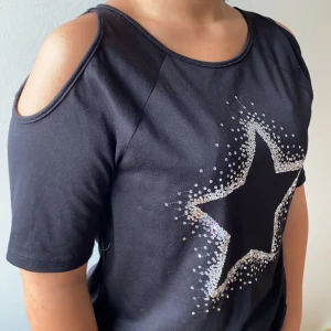 Svart t-shirt  - Svart t-shirt med hål på axlarna från HM. Strl 158/164. Endast använd vid ett tillfälle och säljs för att den inte längre passar mig. Pris: 20kr + frakt💗