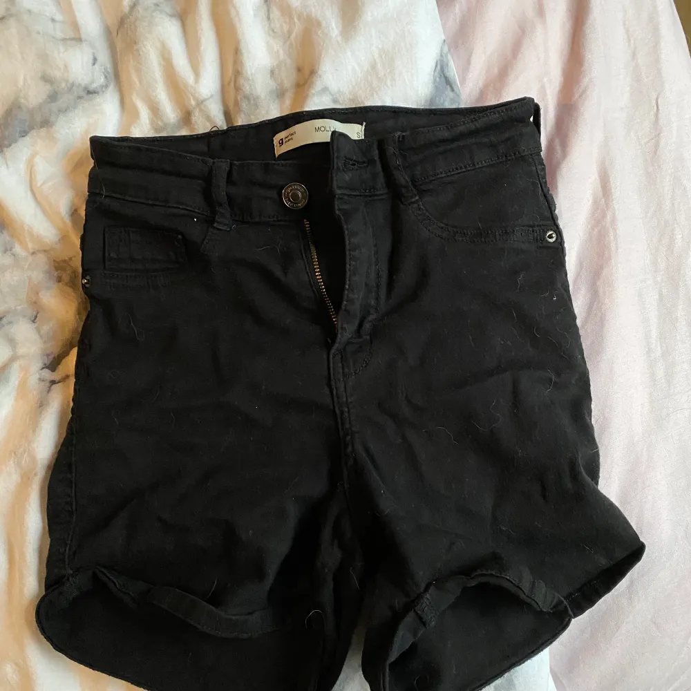 Passar perfekt jeansshortsen är användna en gång, sen tröjorna är användna men dom är hela. Jeansshortsen vill ja ha 150 för. Övrigt.