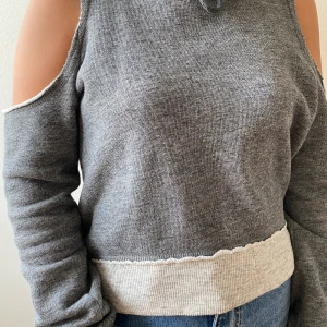 Hoodie med hål på axlarna - Grå Hoodie med hål på axlarna från Hollister. Strl XS. Säljes för 50kr + frakt💕