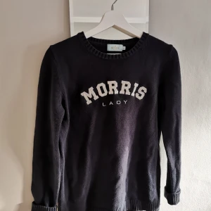 Morris tröja - Morris stickad tröja i marinblå, nypris 1200 kr. Knappt använd. Storlek M, men passade även mig när jag hade S.