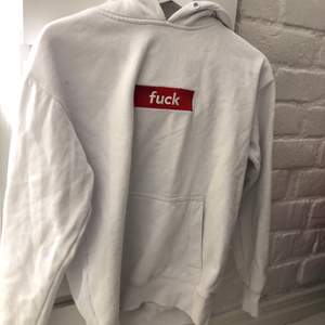 Vit hoodie med text som de står ”fuck” i storlek xs, lite nopprig men bra passform