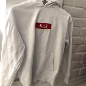 Vit hoodie med text som de står ”fuck” i storlek xs, lite nopprig men bra passform