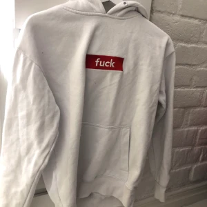 Vit hoodie, st xs  - Vit hoodie med text som de står ”fuck” i storlek xs, lite nopprig men bra passform