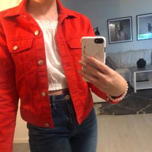 Väldigt snygg röd jeansjacka från H&M. Jackan är i nyskick då den användts cirka 3 gånger. Köparen står för frakt❤️