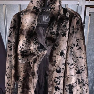 Jofama klassisk pälsjacka (fusk päls) - Klassisk Jofama faux fur i fint skick. Storlek 36. 