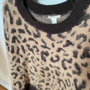 Stickad tröja i leopardmönster ifrån H&M. Säljes pga används för lite utav mig, tycker den förtjänar att synas mer. Varm och gosig. Köpare står för frakt 