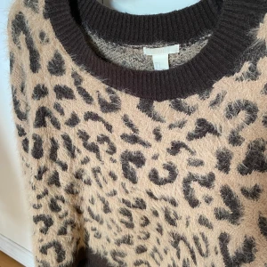 Stickad tröja - Stickad tröja i leopardmönster ifrån H&M. Säljes pga används för lite utav mig, tycker den förtjänar att synas mer. Varm och gosig. Köpare står för frakt 