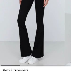 Byxor  - Köpte dessa men då dom var förstöra så säljer jag dom.. använda en gång! Storlek S