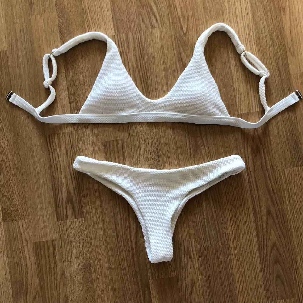 Jättesöt bikini från Zaful 🥰 Strl M/38 men passar som 36, knappt använd, frakt tillkommer på 22kr✨ Ställ gärna frågor!. Toppar.