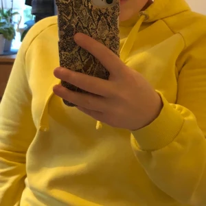 Gul Cubus hoodie  - Gul Cubus hoodie, i storlek XS men är som en S. Säljer pågrund av storlek 