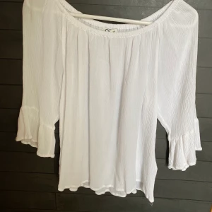 Vit blus - Vit blus från Cubus. Strl 164. Fungerar också bra att ha off-shoulder. Endast använd vid ett tillfälle och passar inte mig längre. Pris 60kr + frakt💕