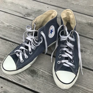 Mörkblå converse💙💙 - Såå fina mörkblå höga converse som jag säljer då jag har ett par likadana💙 dom är använda vilket jag tycker bara gör dom snyggare. De har dock vissa små slitage som jag kan skicka bild på om så önskas🥰 💙 fraktkostnad tillkommer som köpare står för📦 📦