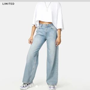 Intressekoll, wide leg jeans junkyard - Den lite mörkare färgen av junkyard wide leg jeans, storlek 24/32/XS. Köpta för 500 kronor. Budgivning. 