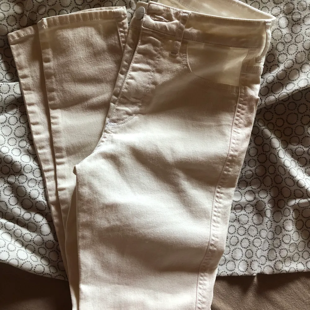 vita höga jeans i storlek 26, strechiga . Jeans & Byxor.