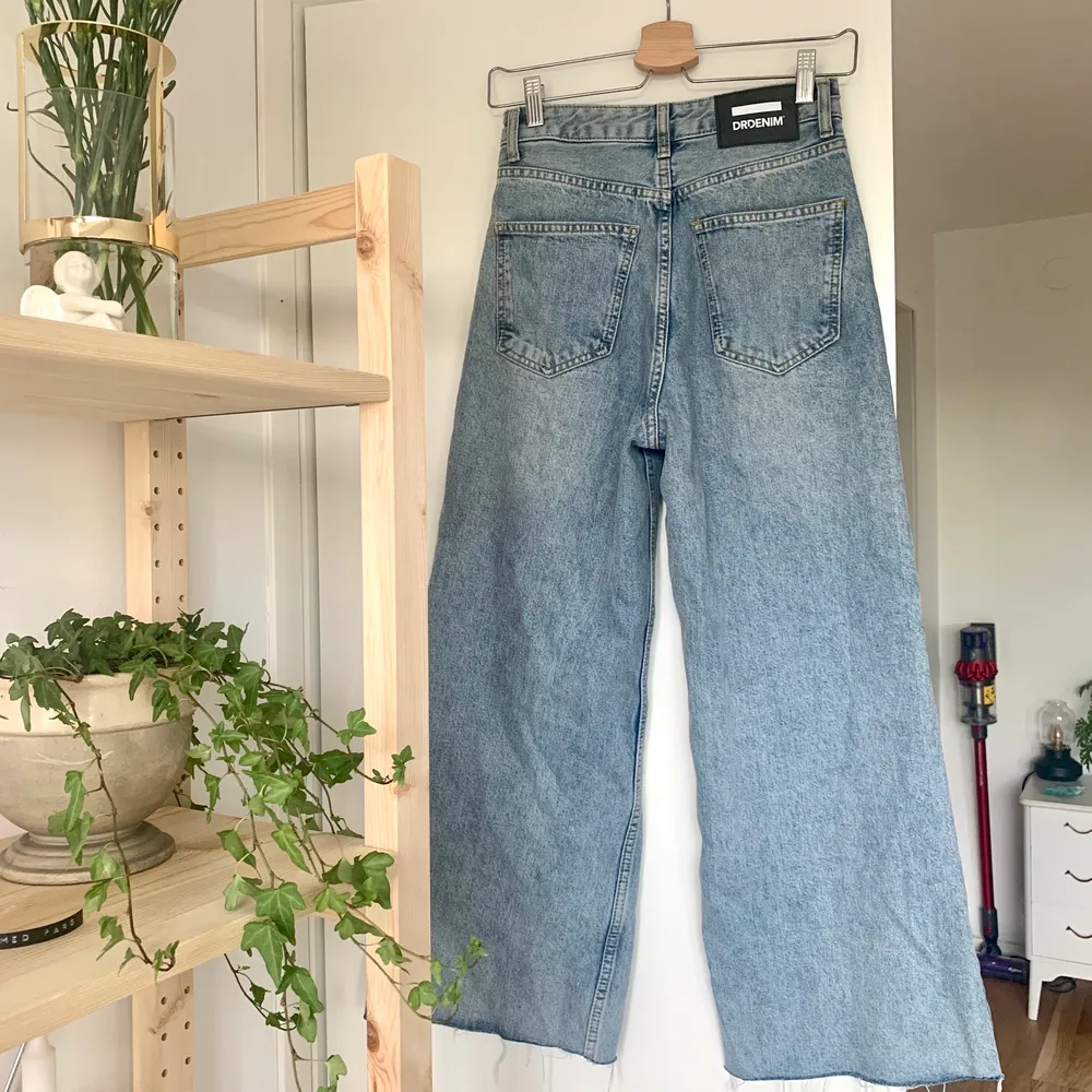Ett par vida croppade jeans från Dr Denim. Säljes pga för små för mig. Superfina och knappt använda. Frakt tillkommer.. Jeans & Byxor.