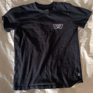 Vans - Tshirt från VANS med tryck på ryggen! Storlek XS och i mycket bra skick !! 👕 75kr + frakt