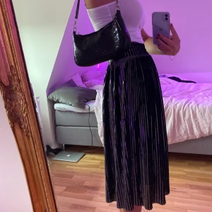 Midi-kjol - Plisserad metallic-kjol från ivyrevel med resår i midjan. Kjolen går ner till vaden på mig som är 177cm lång. Frakt tillkommer 🦋