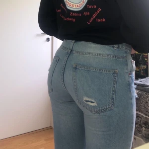 Håliga jeans stl 36 - Säljer nu mina favoritbyxor som har blivit alldeles för små.. Trendiga håliga jeans.skriv pm för mer info❤️